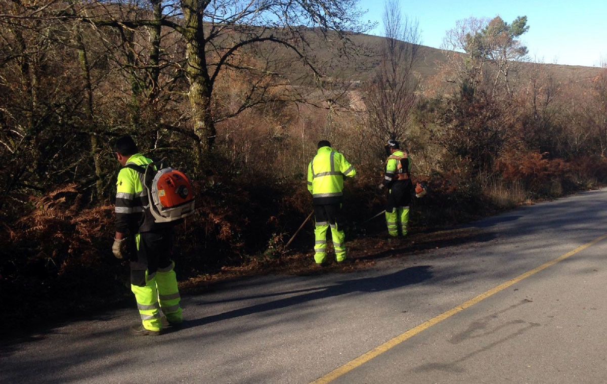 Brigada provincial trabajando en una carretera de Pontevedra