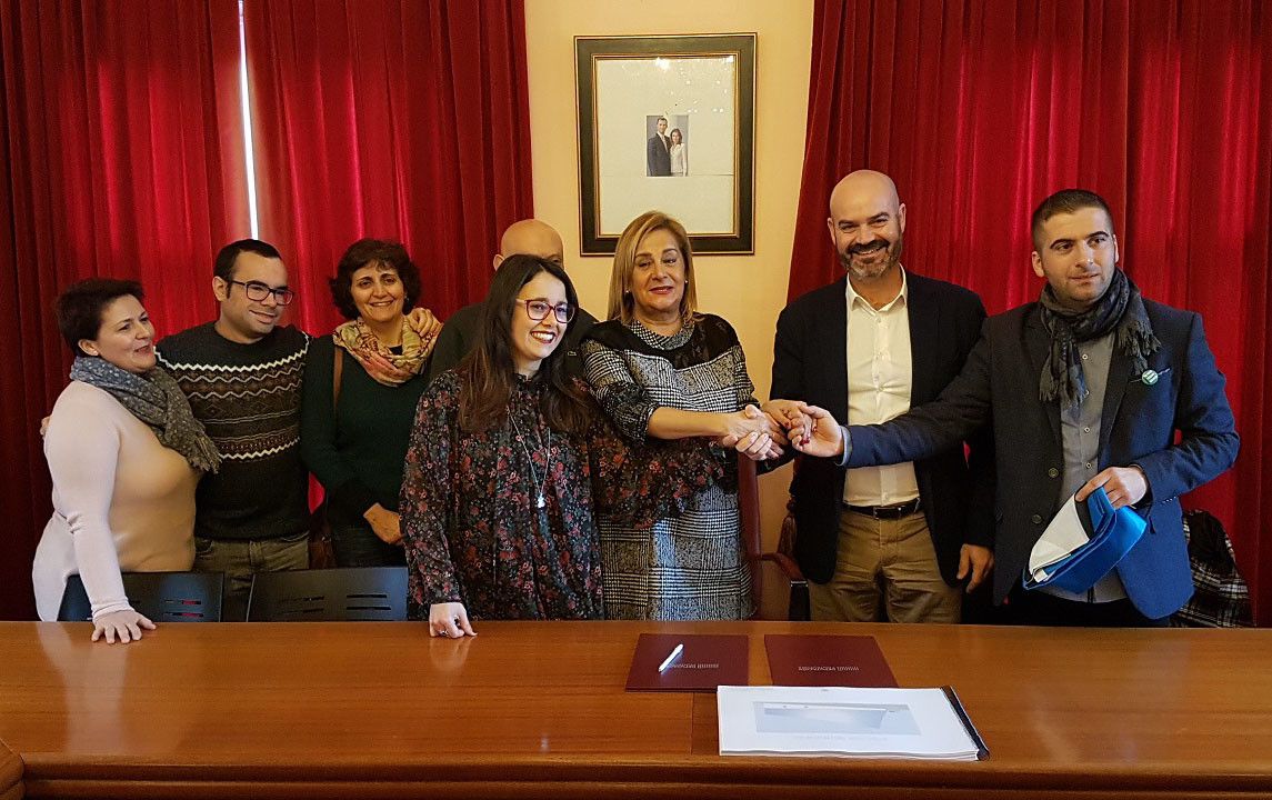 Firma del convenio entre Deputación y Concello de Bueu para la piscina