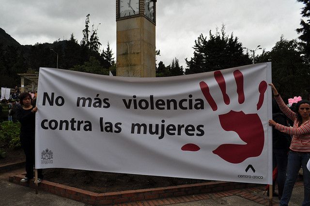 Pancarta reclamando o cesamento da violencia contra as mulleres