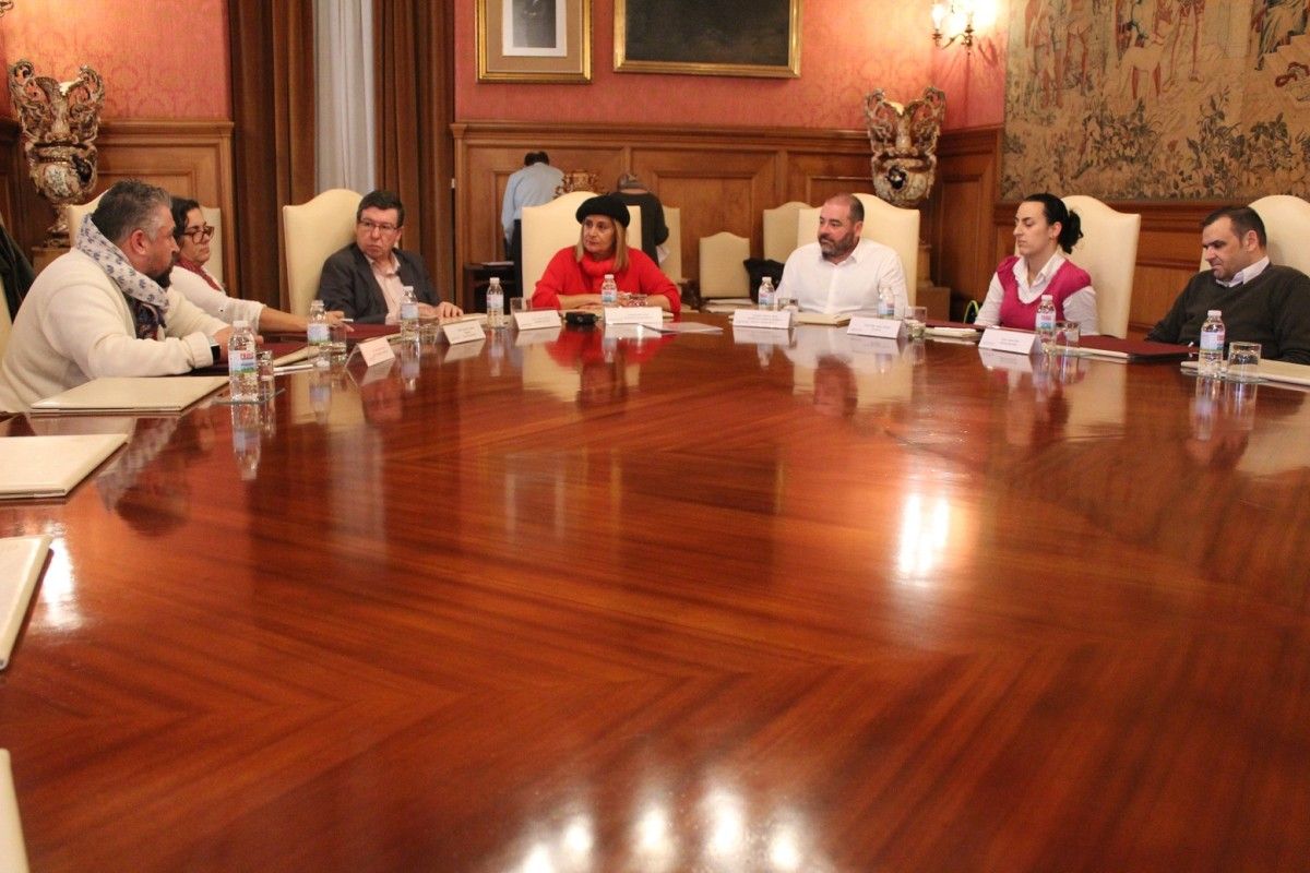 A presidenta Carmela Silva con representantes de empresas que se instalarán no viveiro do polígono de Barro