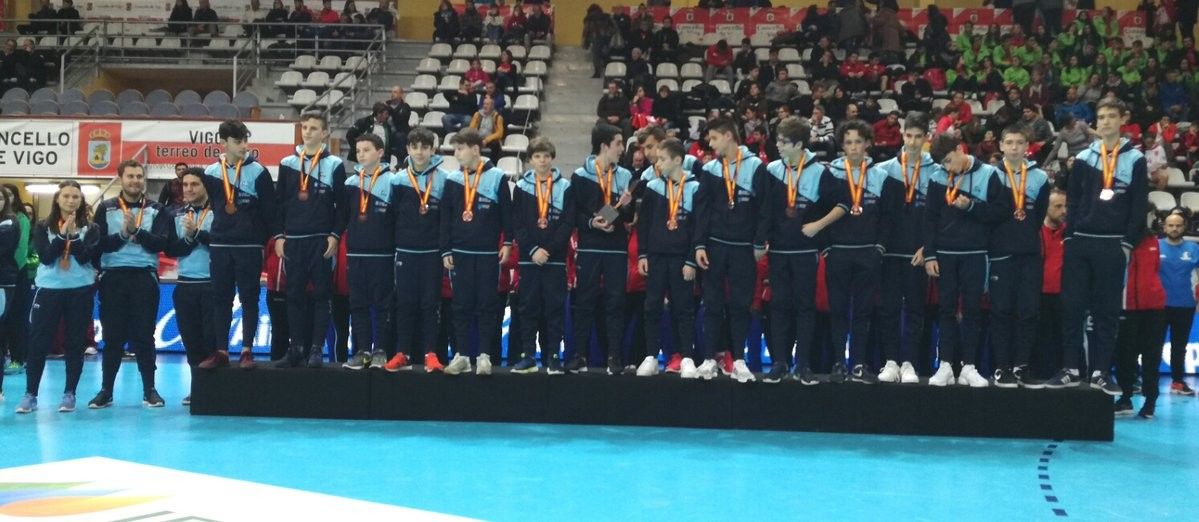 Galicia juvenil masculino, en el podio del Campeonato de España de balonmano