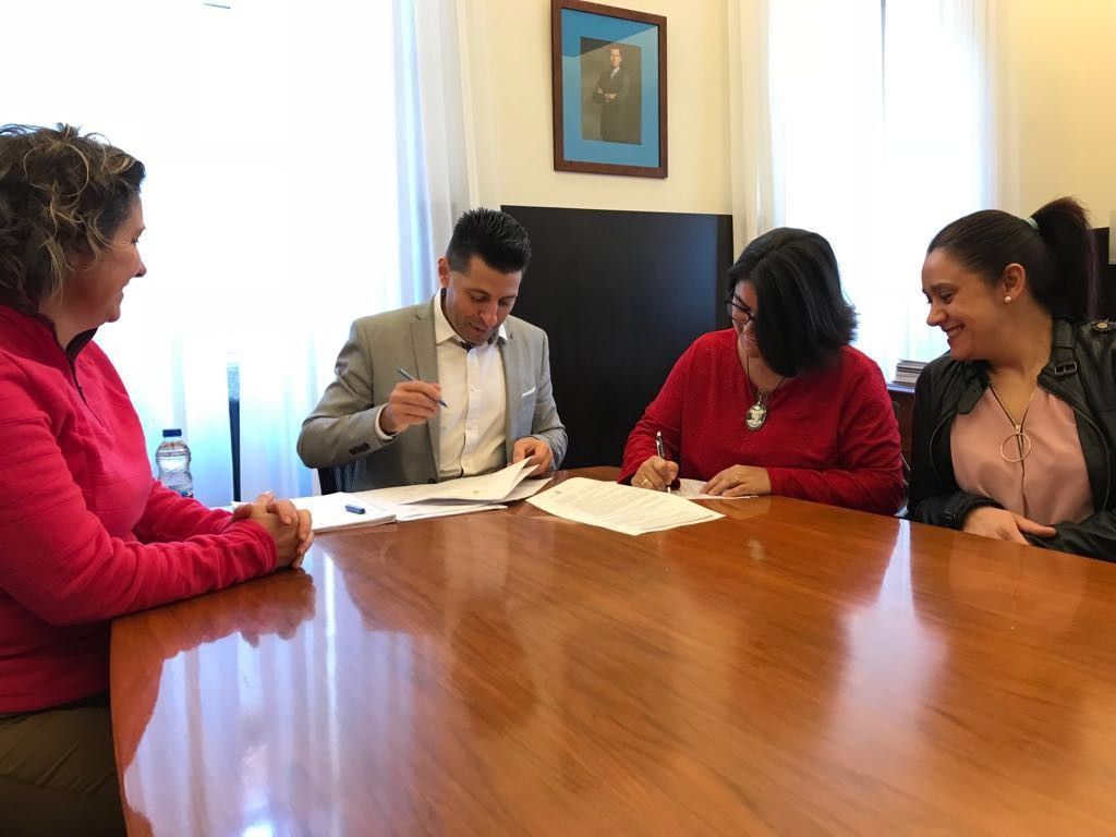 Firma del convenio entre el Concello y la ANPA del instituto