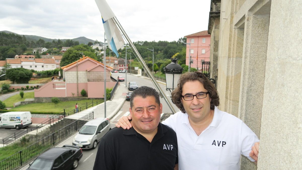 José Manuel Martínez, co outro concelleiro de AVP,  Alfonso Gutiérrez