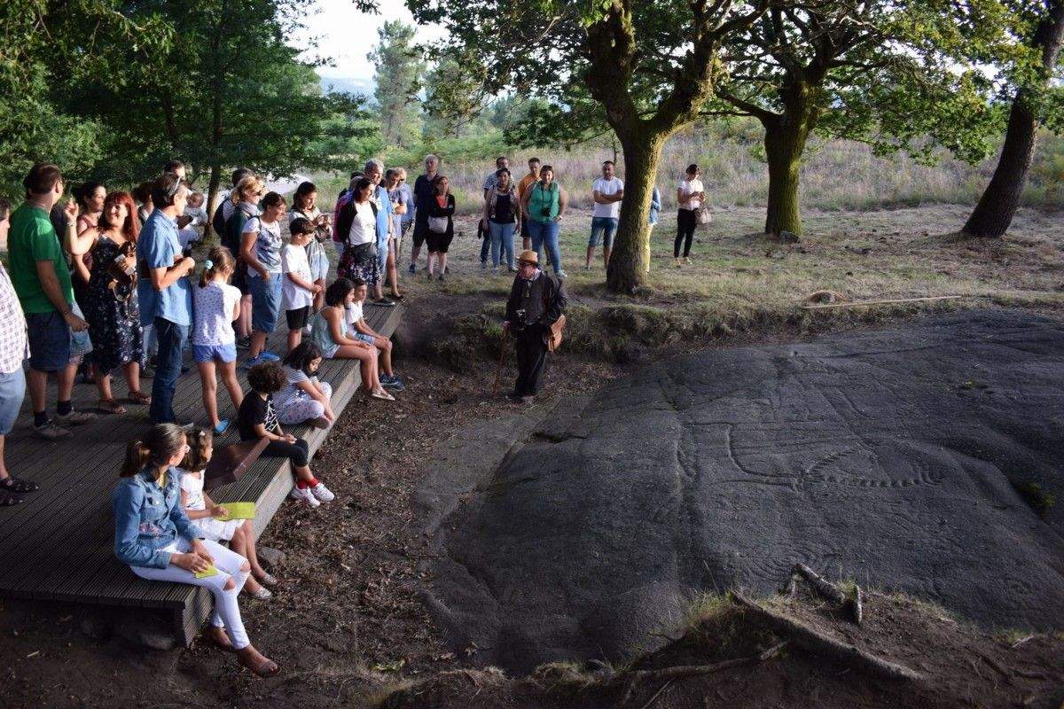 Visitantes no Parque Arqueolóxico da arte Rupestre de Campo Lameiro Visitantes no Parque Arqueolóxico da arte Rupestre de Campo Lameiro