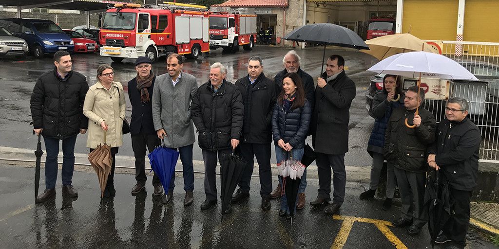Alcaldes e voceiros municipais do PP no parque de bombeiros de Pontevedra