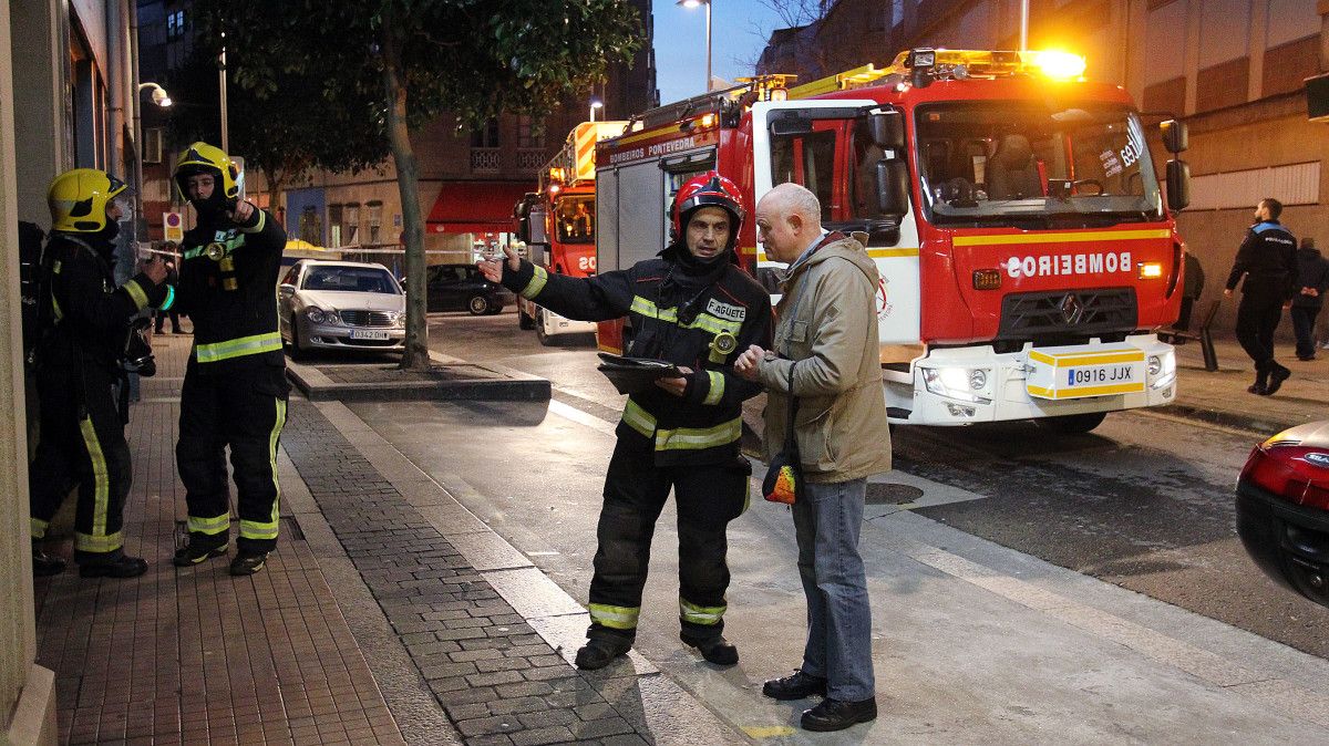 Intervención da Policía Local e os bombeiros na rúa Joaquín Costa