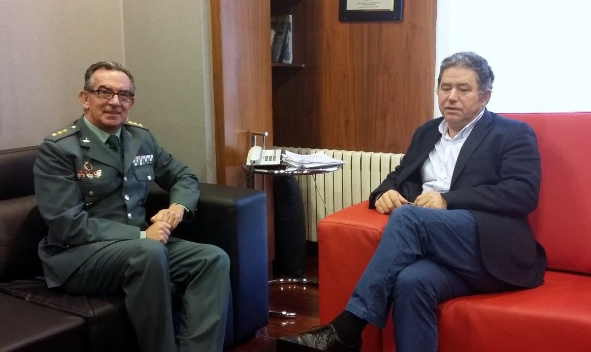 Visita institucional do coronel Jorge González Veiga a Miguel Anxo Fernández Lores