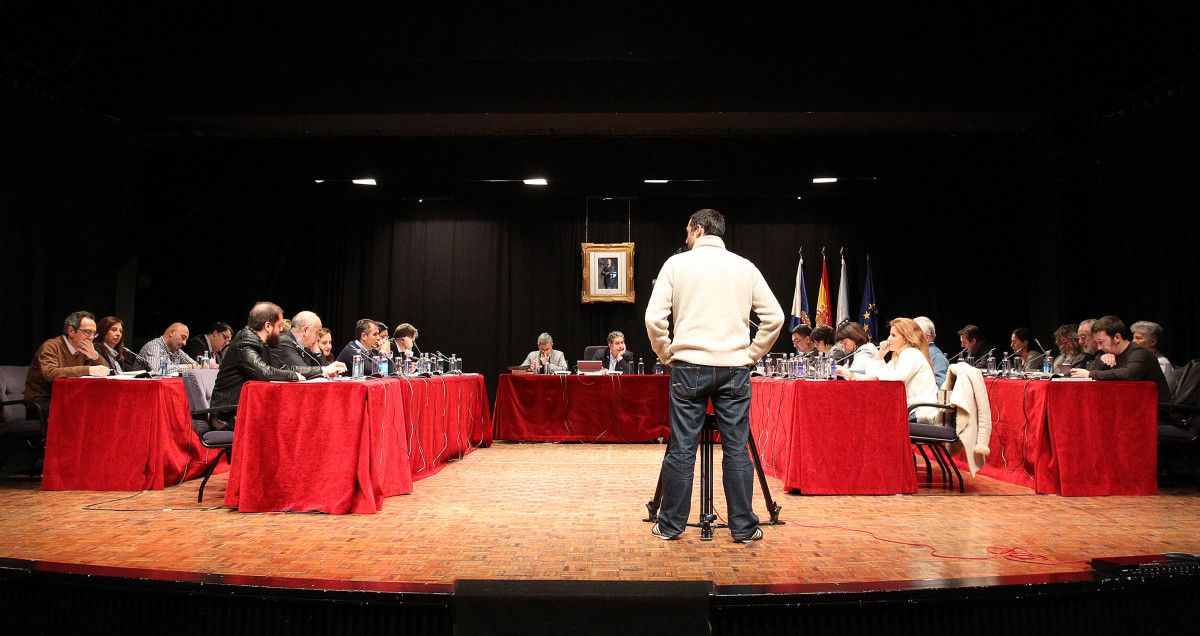 Pleno de la corporación municipal en el Teatro Principal