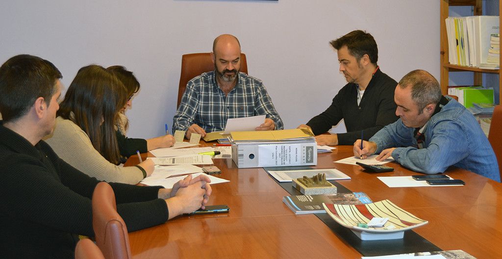 Mesa de contratación en el Concello de Bueu