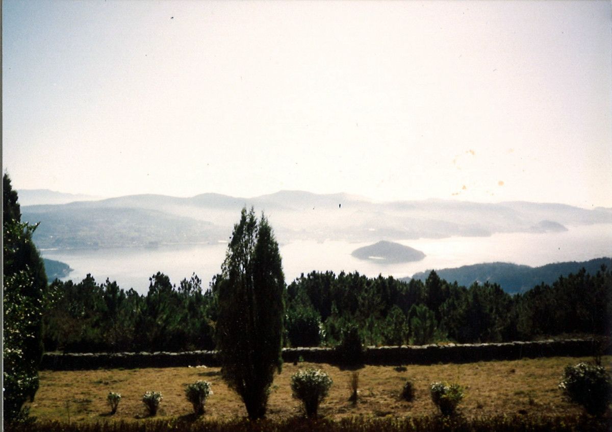 Fotos dos actos realizados en 1992 con motivo da inauguración do Bosque de Colón en Poio