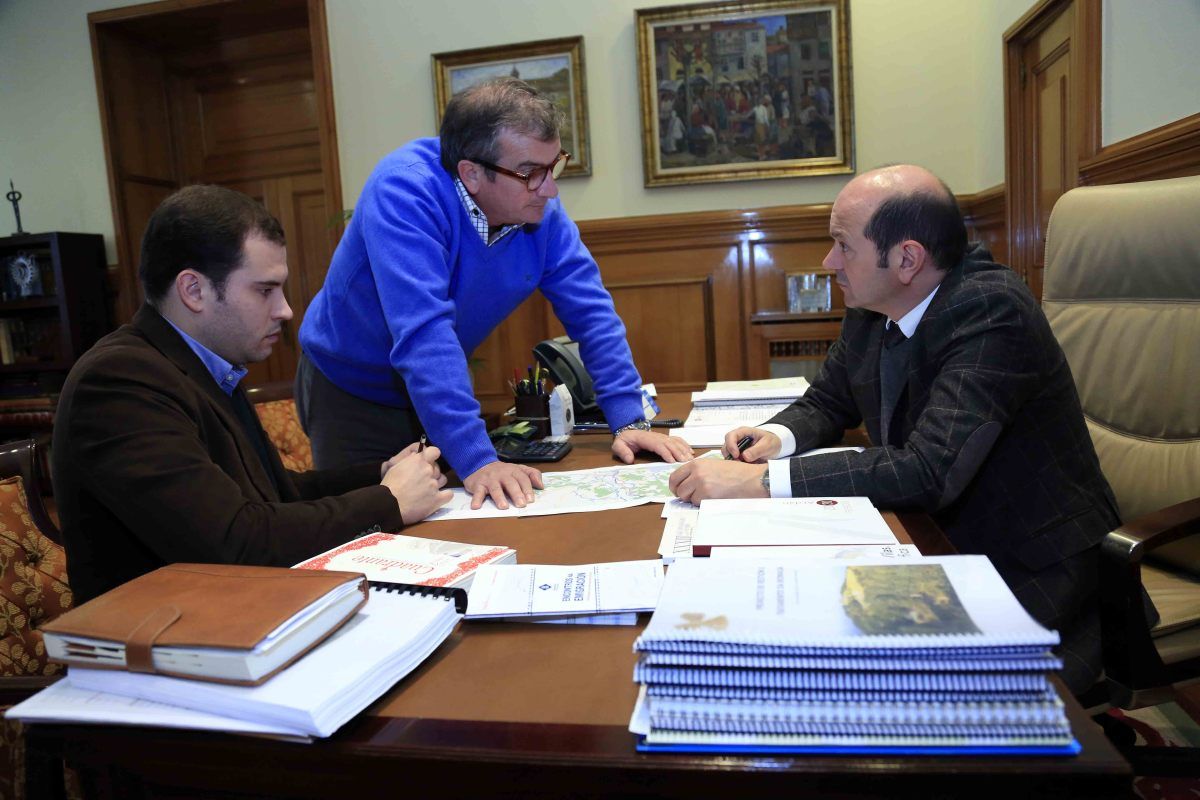 O alcalde de Cotobade, Jorge Cubela, reunido co presidente da Deputación, Rafael Louzán