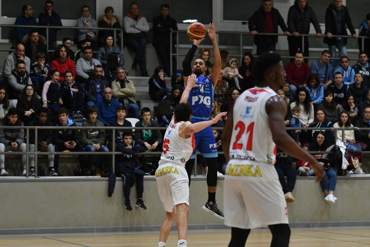 Partido entre Peixe Galego y Gijón Basket en el CGTD