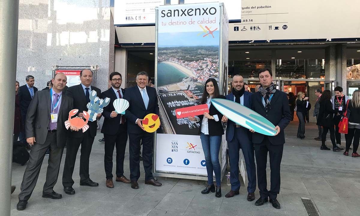 Tótem promocional de Sanxenxo a la entrada de Fitur