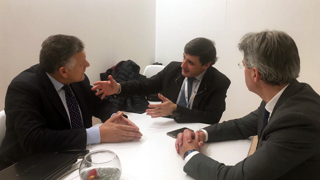 Os alcaldes de Sanxenxo e O Grove cun representante de Segittur