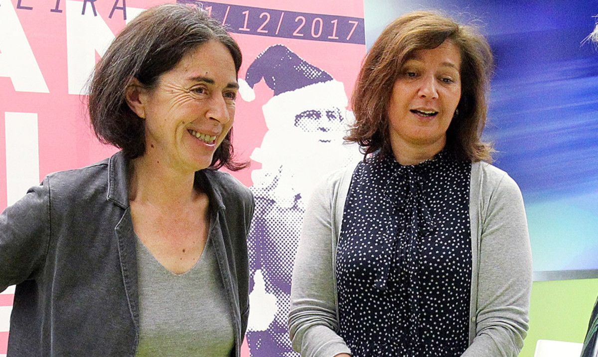 Charo Castro (derecha) con Anxos Riveiro en la presentación de la San Silvestre