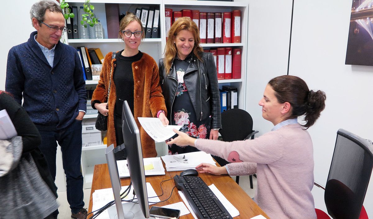 Luís Rei, Paloma Castro e María Rey presentan no rexistro a moción sobre o IBI