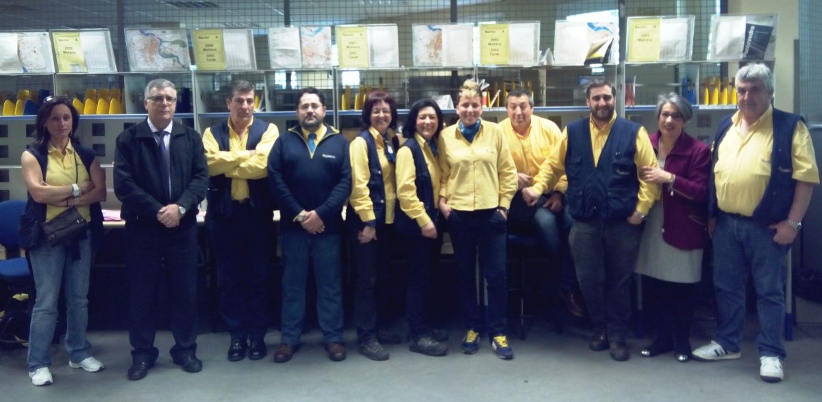 Personal de la unidad de reparto urgente de Correos en Pontevedra