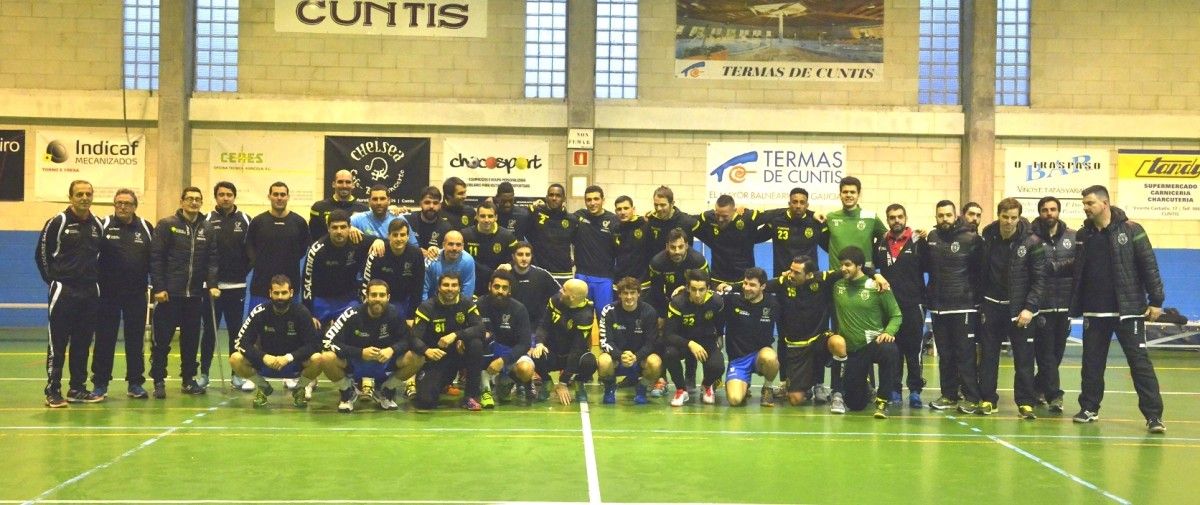 Teucro y Sporting de Portugal posan en el pabellón de Cuntis