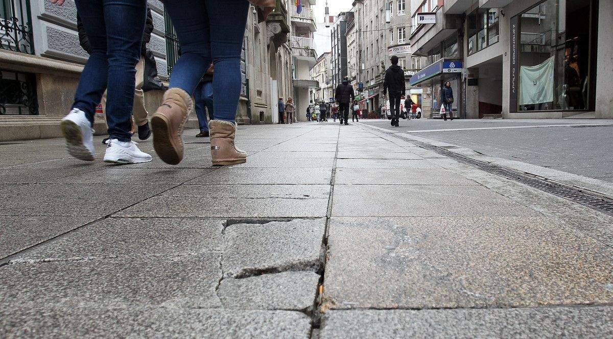 Desperfectos en una calle de Pontevedra