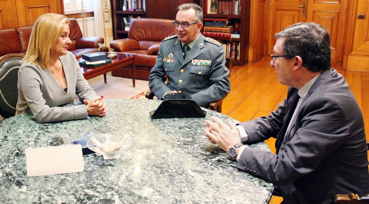 Carmela Silva, Jorge González y Carlos Font en la Deputación