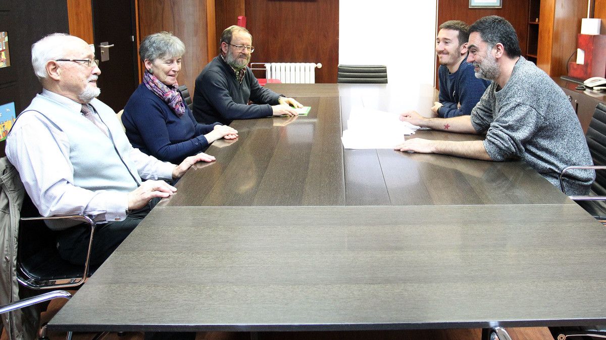 Veciños da asociación Eduardo Pondal con Demetrio Gómez e Alberto Oubiña