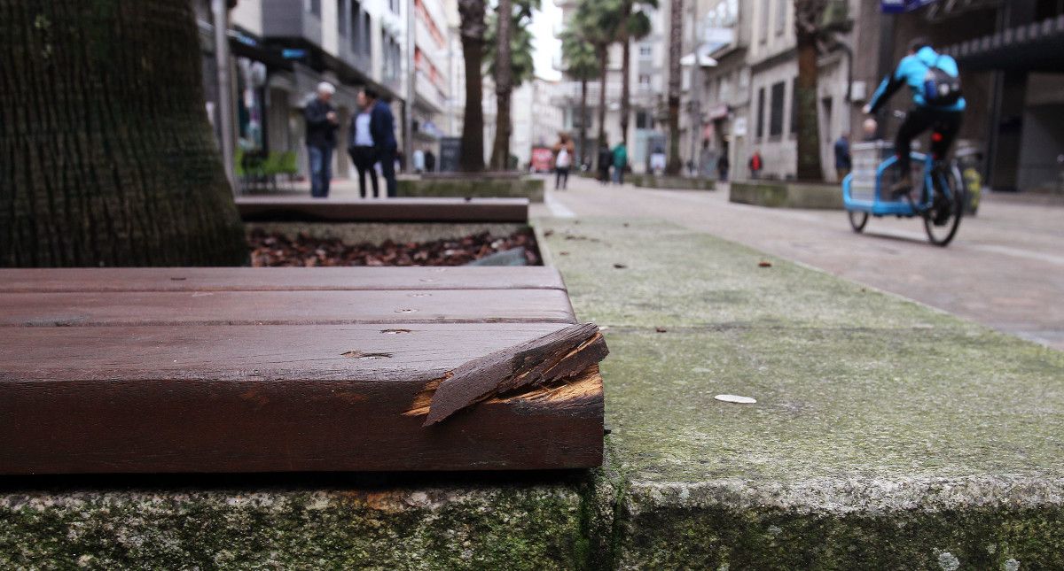 Desperfectos en un banco de la ciudad