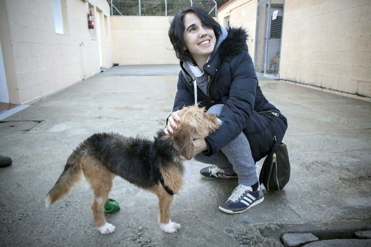 Paloma y su nueva dueña, en las instalaciones del CAAN