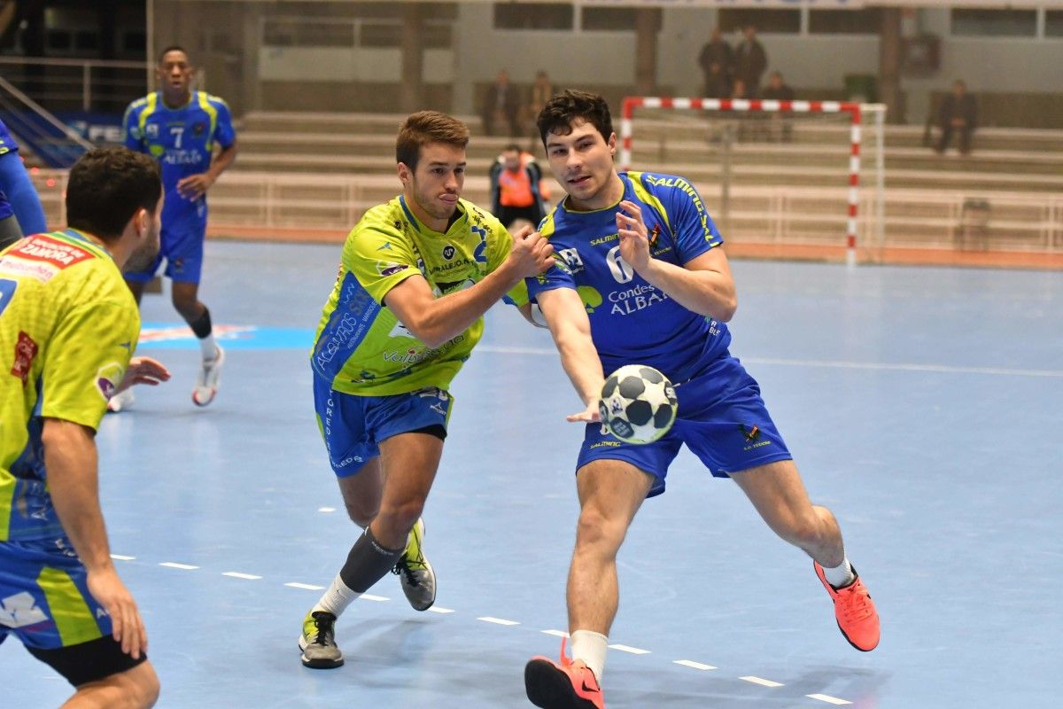Facundo Cangiani y Borja Méndez, en el partido entre Teucro y Zamora en el Municipal