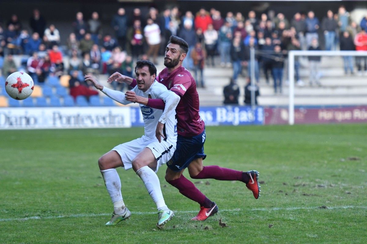 Mikel Arruabarrena e Adrián León, no partido entre Pontevedra e Fuenlabrada e Pasarón
