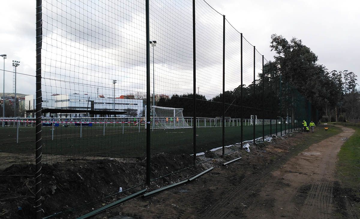 Obras no peche perimetral do campo da Xunqueira