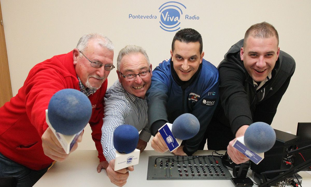 Membros das comparsas Os Canecos, Samieira e 100Tolos en PontevedraViva Radio Membros das comparsas Os Canecos, Samieira e 100Tolos en PontevedraViva Radio
