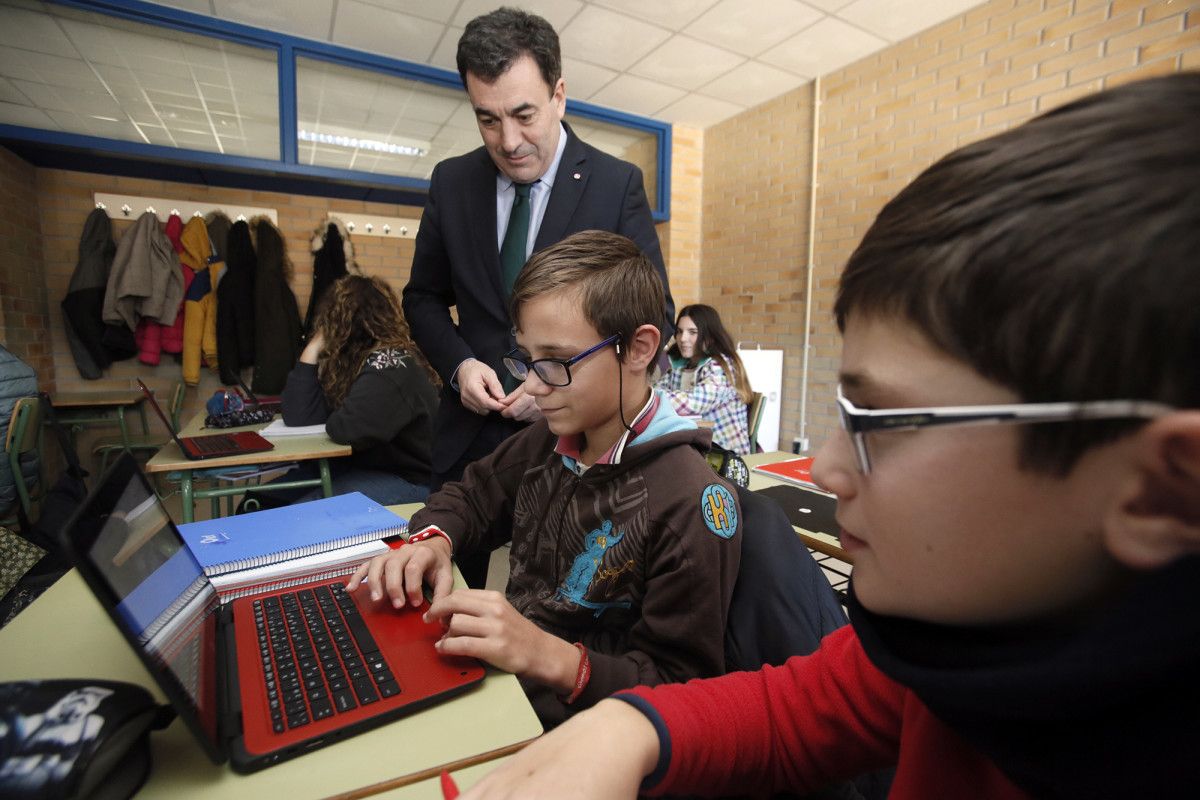 Román Rodríguez visita o IES Mestre Landín