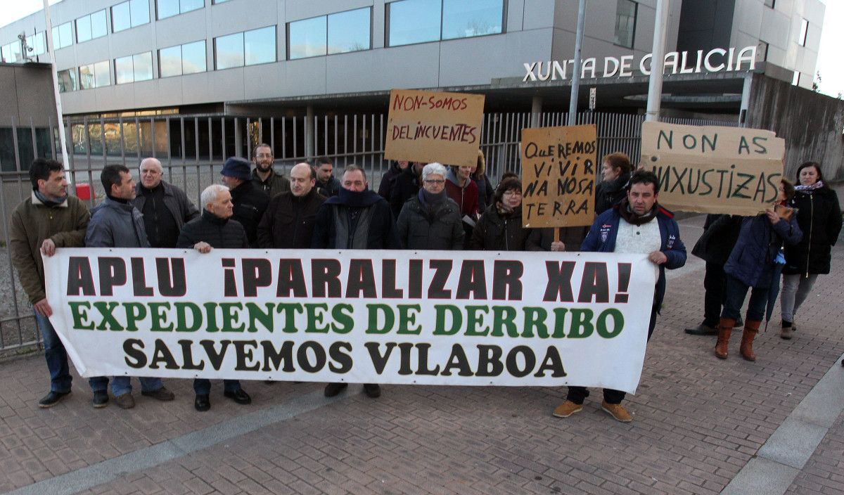 Protesta de vecinos de Vilaboa ante la Xunta de Galicia reclamando la aprobación del PXOM