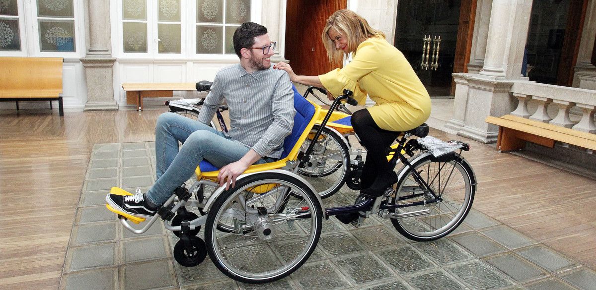 Carmela Silva subida a una de las bicicletas adaptadas del programa "DEPOcomparte"