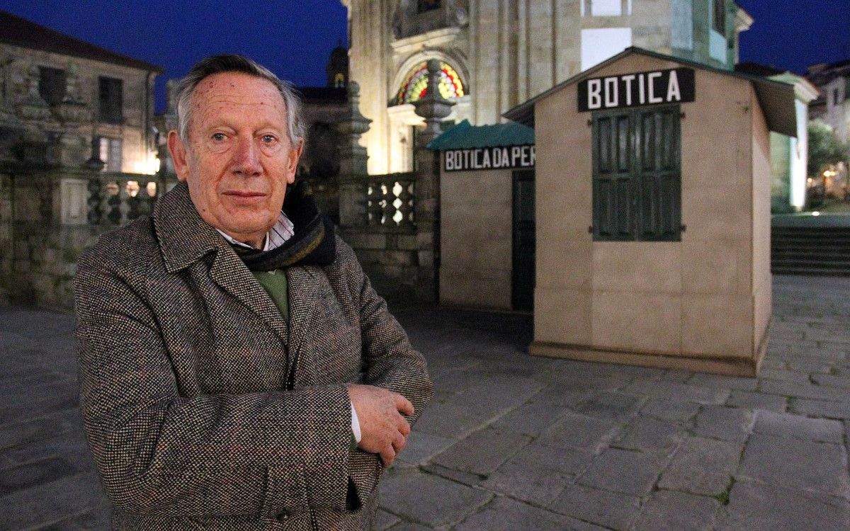 Ignacio Landín, presidente da Confraría La Divina Peregrina, ante a Botica e a Capela