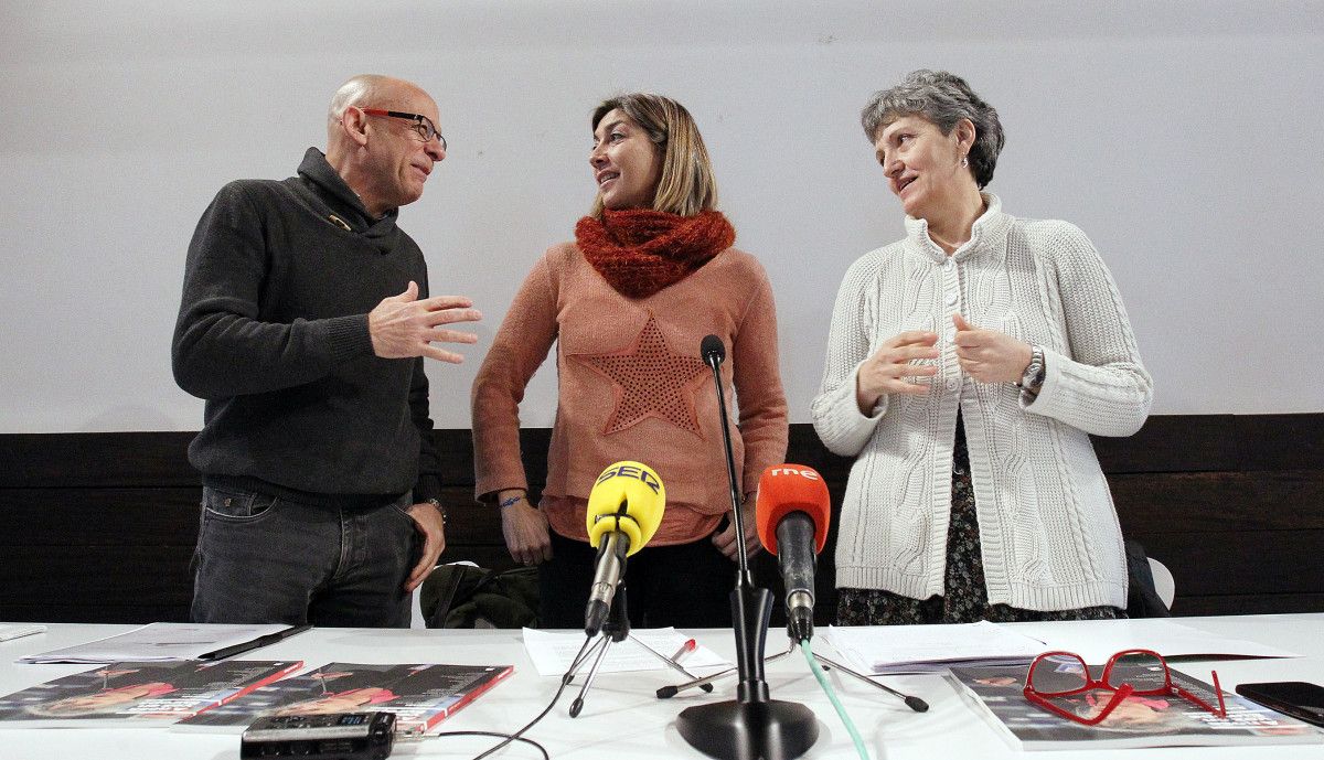 Xabier Pérez e Victoria Portas, de MODOPEN, coa eurodeputada Lidia Senra