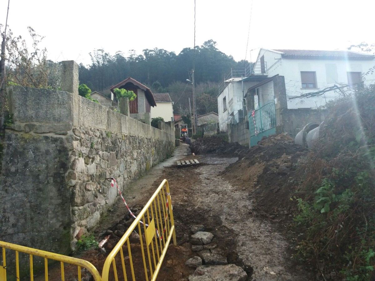 Instalación das redes de saneamento na parroquia de Cela