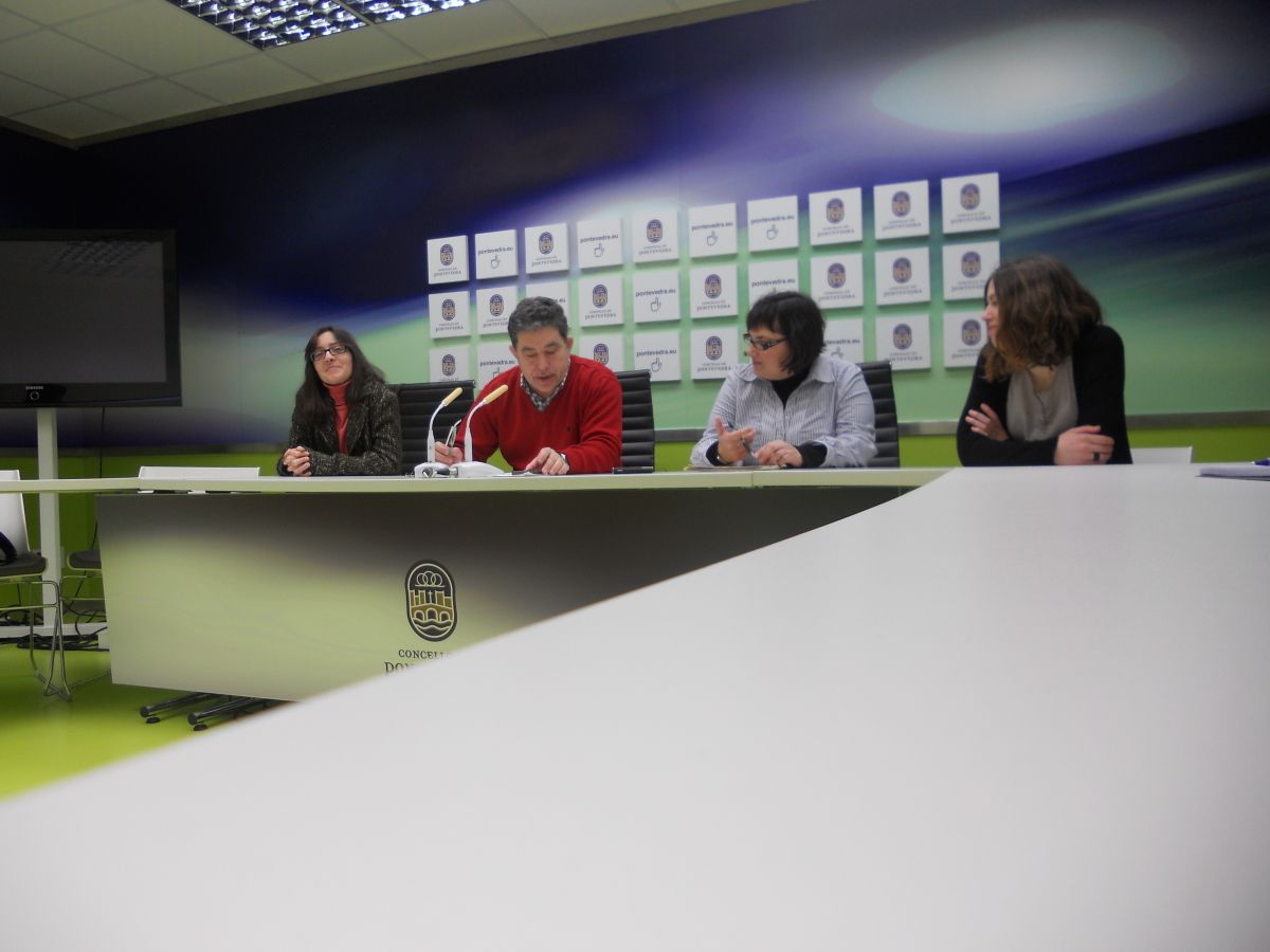 Representantes del Aula Castelao con el Alcalde Miguel Anxo Fernández Lores
