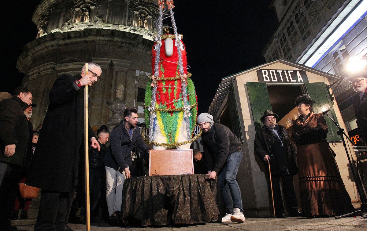 Ravachol viste de árbore de Nadal para criticar ao "aforrica" de Lores Ravachol viste de árbore de Nadal para criticar ao "aforrica" de Lores