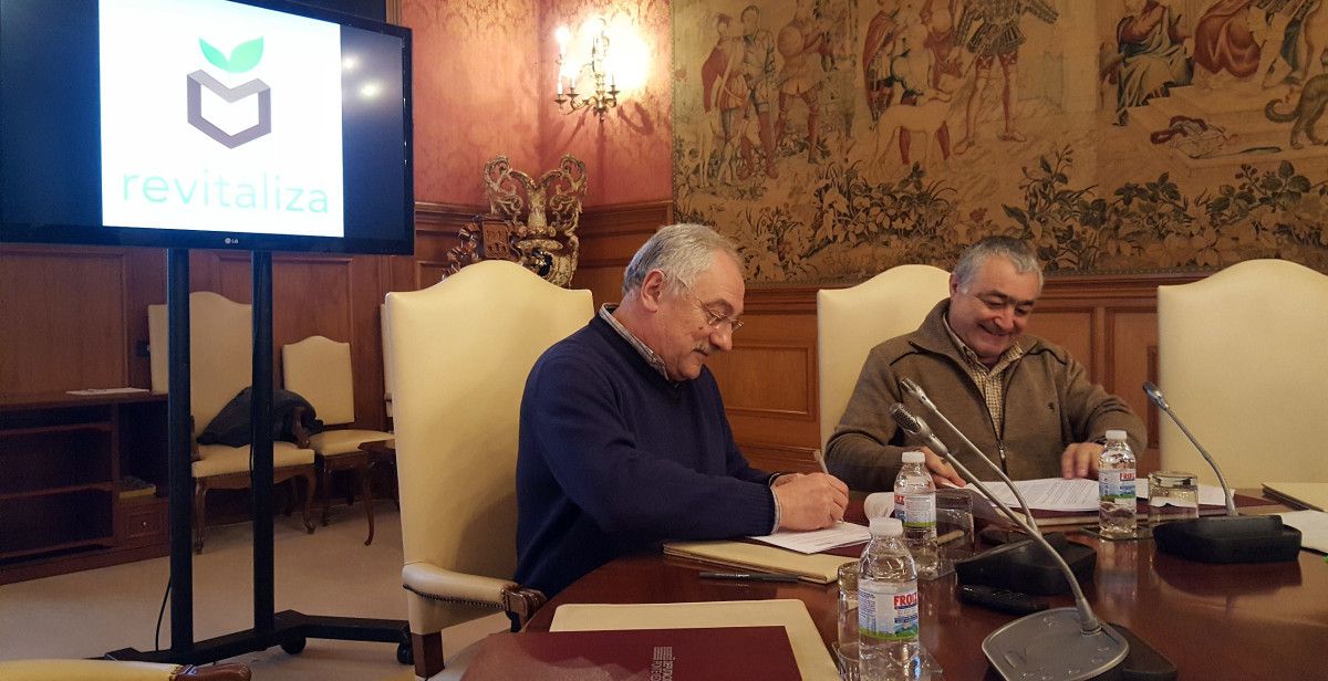 César Mosquera y Carlos Vales firman el convenio de colaboración entre Deputación y CEIDA