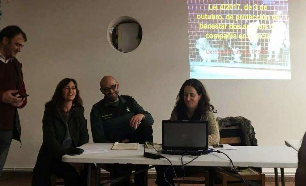 Charla del Seprona y la asociación Cadeliños sobre la nueva ley de protección y bienestar de los animales de compañía