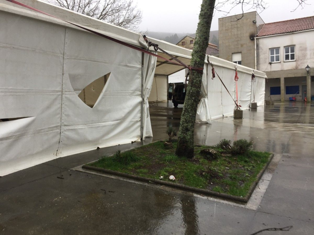 Destrozos nas lonas da carpa da Alameda Destrozos nas lonas da carpa da Alameda