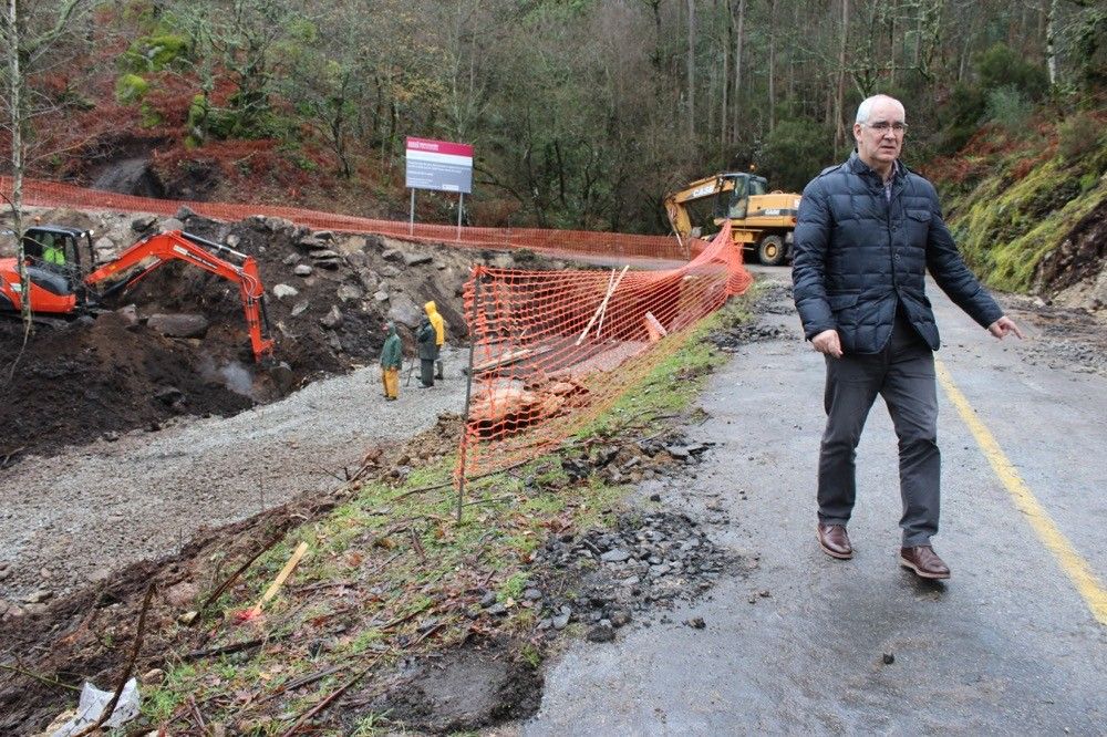Jorge Canda visita as obras da estrada provincial en Barbeira de Arriba 