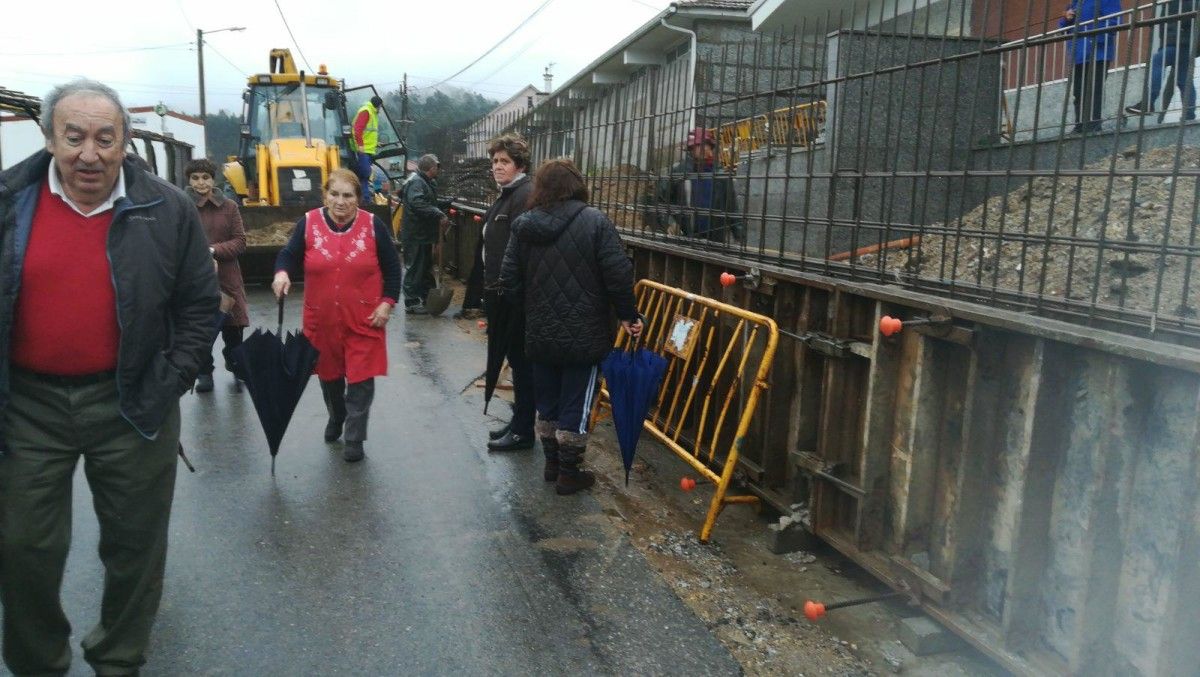 Malestar vecinal en Cerponzóns por la instalación de un muro en las obras del Centro Social