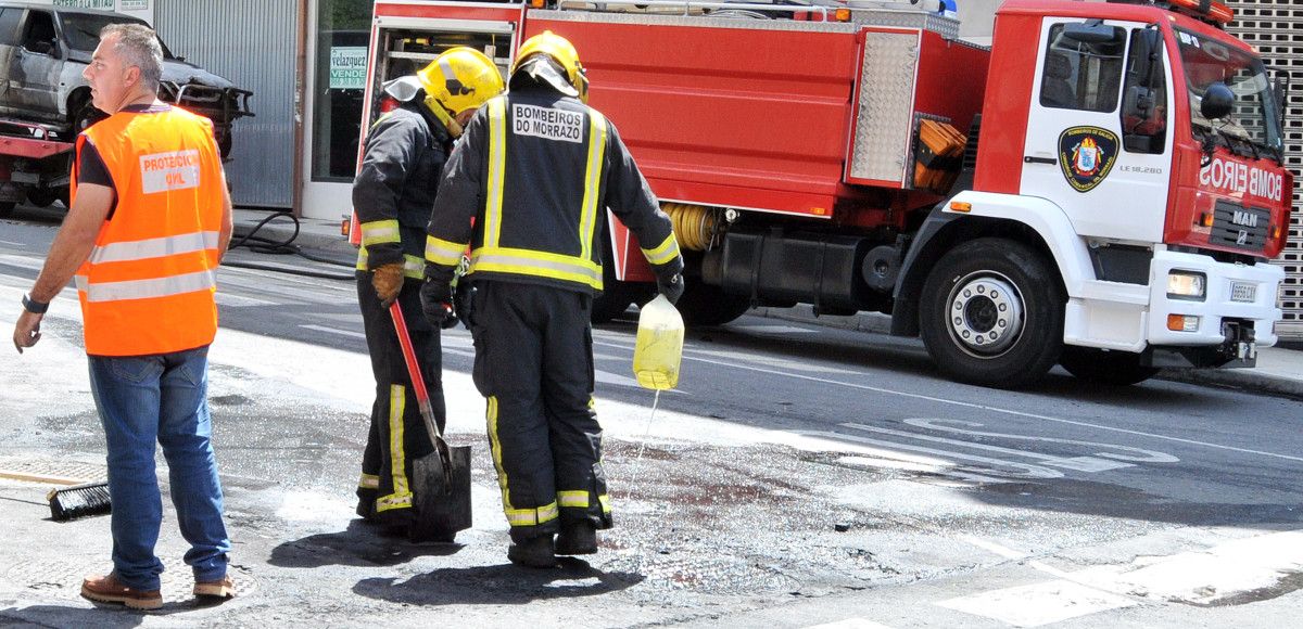 Bombeiros do Morrazo en una intervención