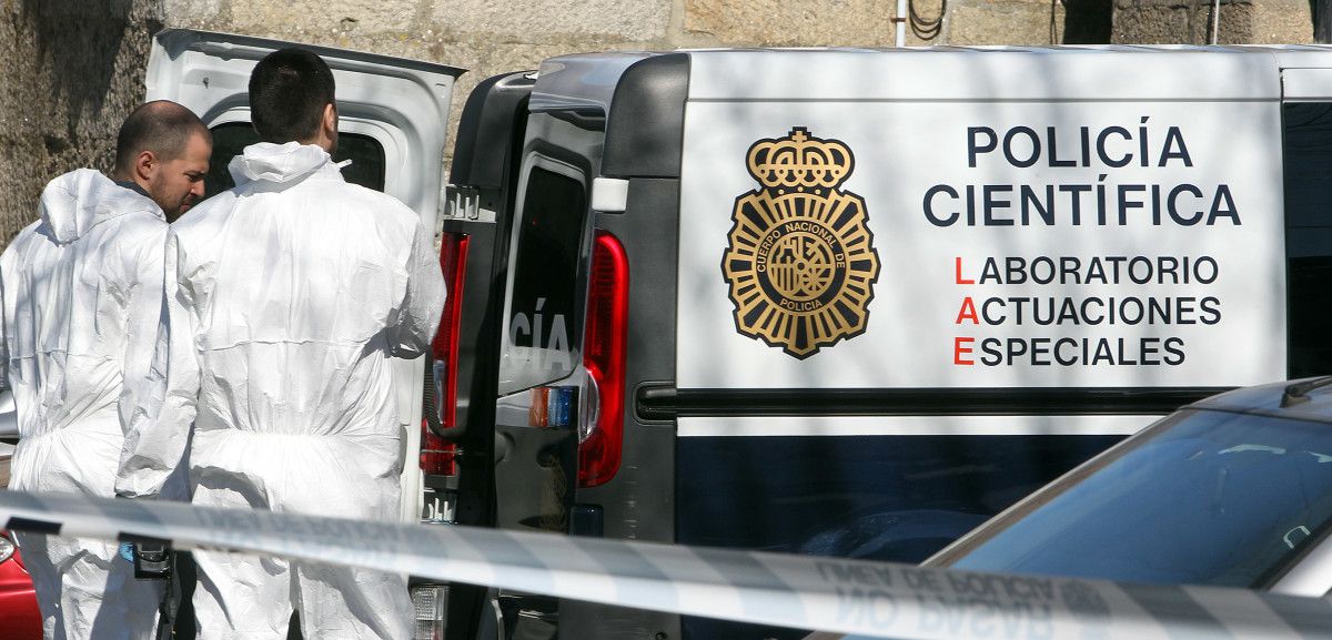 Vehículo do laboratorio de actuacións especiais da Policía Científica en San Amaro Vehículo do laboratorio de actuacións especiais da Policía Científica en San Amaro