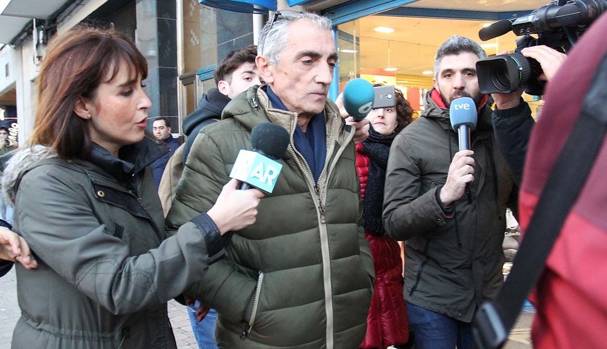 Julio Araújo, tras declarar na comisaría de Pontevedra Julio Araújo, tras declarar na comisaría de Pontevedra