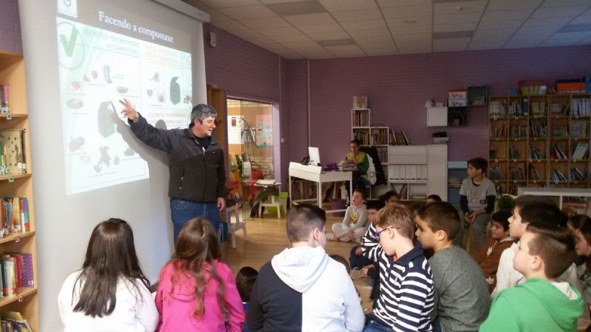 Nenos do CEIP Chancelas aprendendo sobre compostaxe