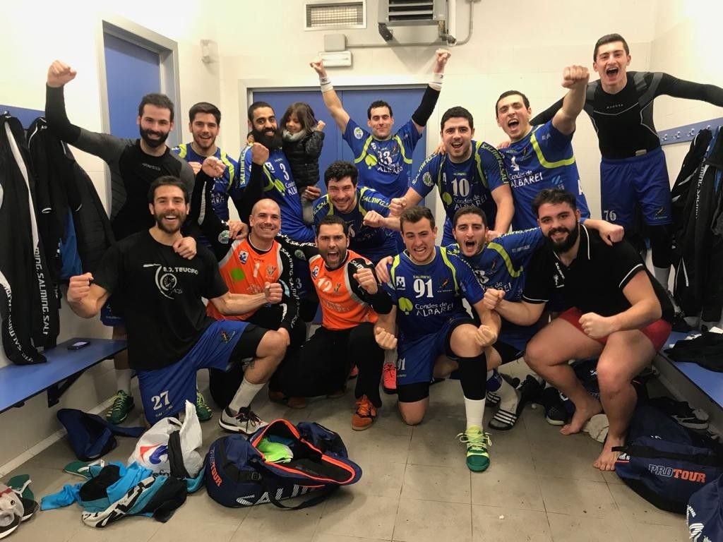 Los jugadores del Teucro celebran en el vestuario la victoria en Granollers