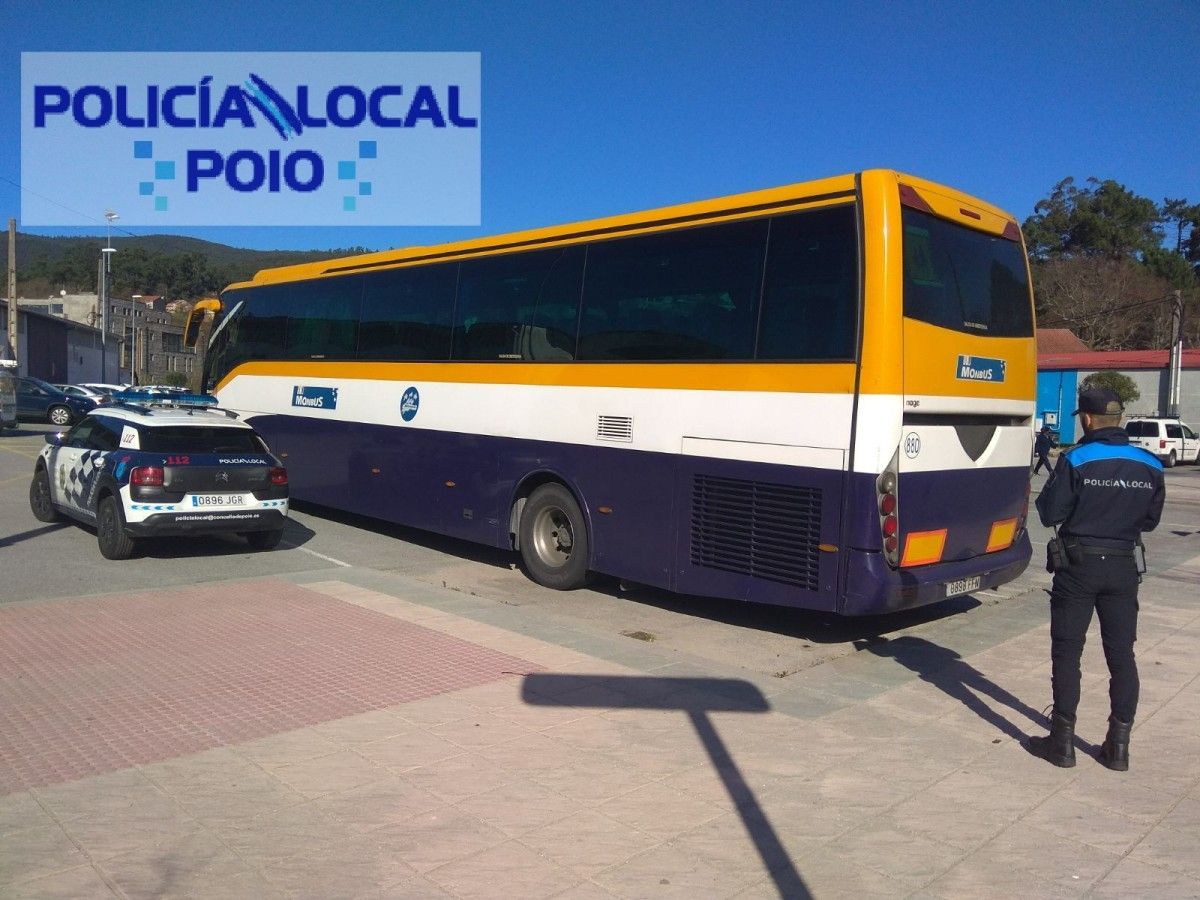 Axente da Policía Local de Poio inspeccionando un autobús